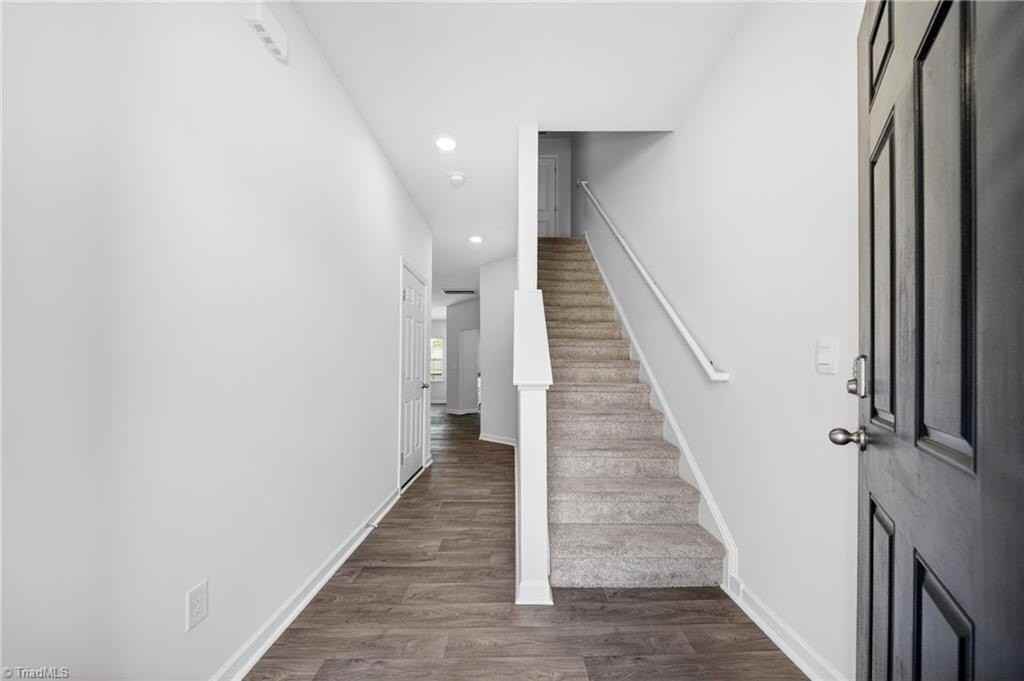 1175 Evelynnview Ln - Photo 4 of 40