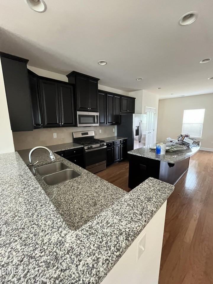 2128 Whitesmith Dr - Photo 4 of 37