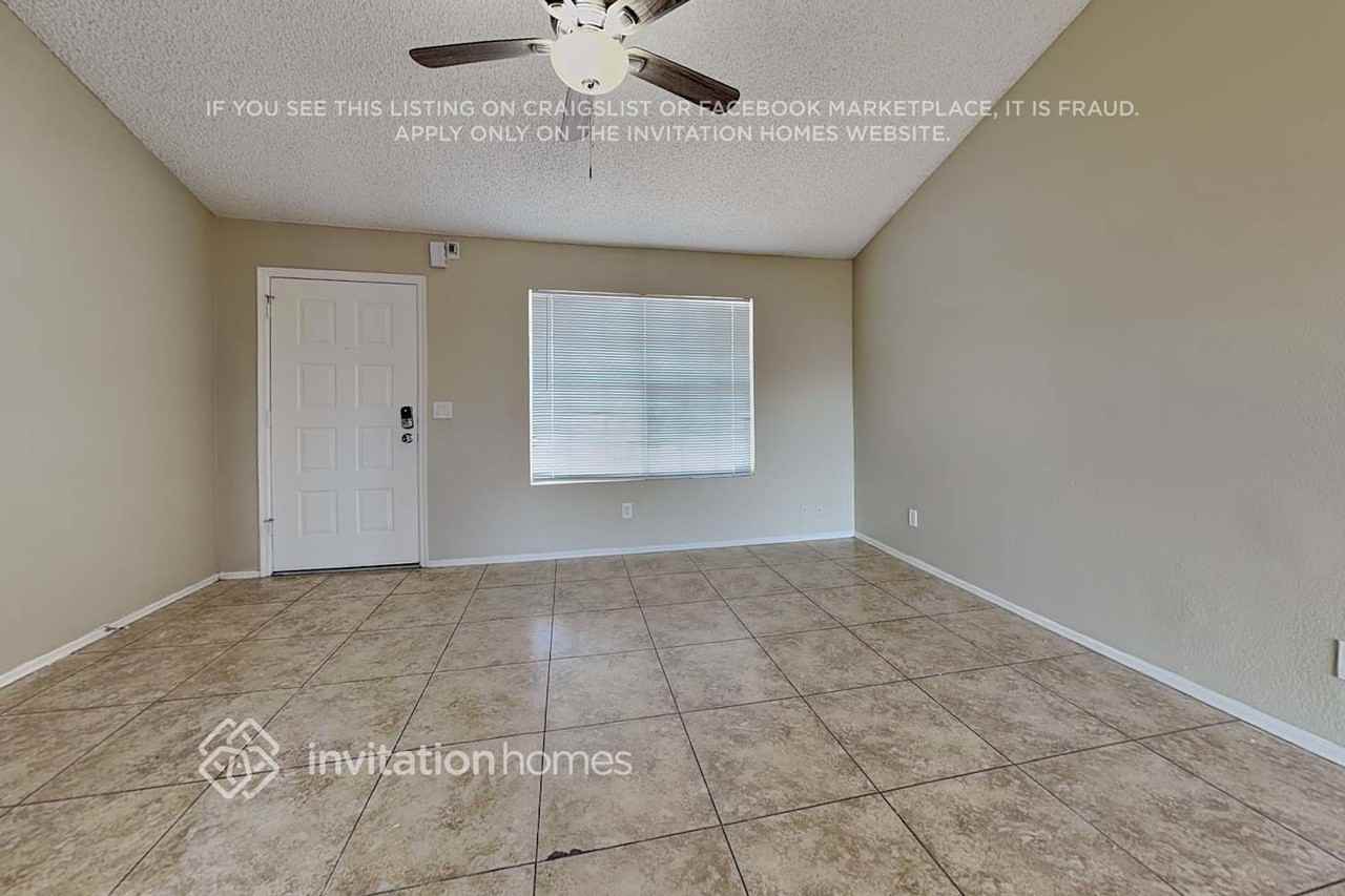 1102 E Utopia Rd - Photo 4 of 18