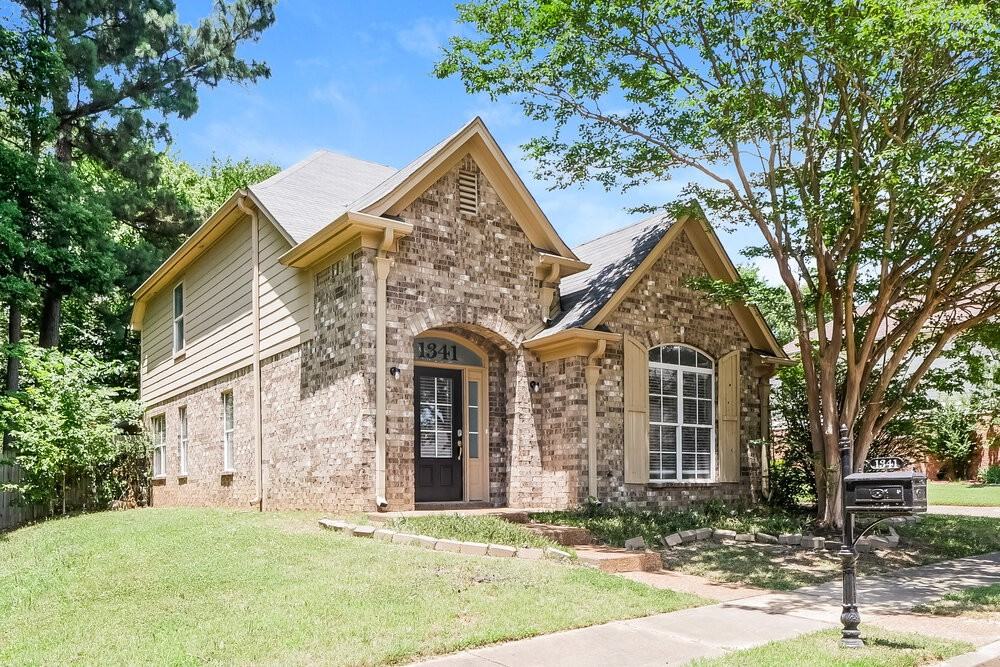 1341 Broadstone Ln - Photo 4 of 17