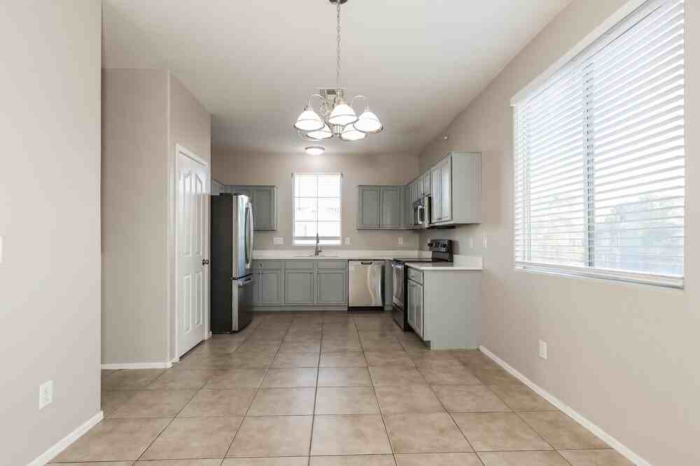 6628 W Monroe St - Photo 4 of 17