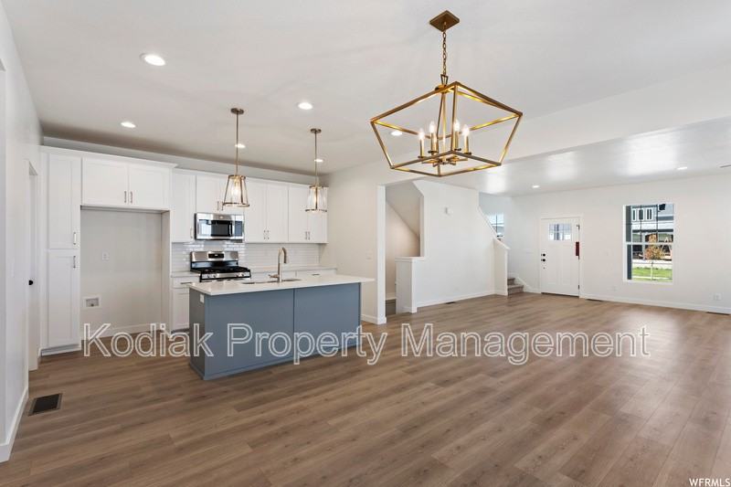 991 W Shoreline Dr - Photo 4 of 32