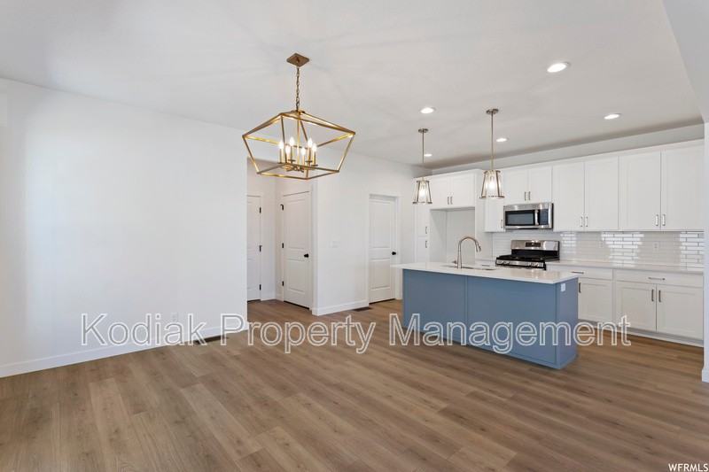 991 W Shoreline Dr - Photo 5 of 32