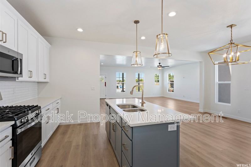 991 W Shoreline Dr - Photo 6 of 32