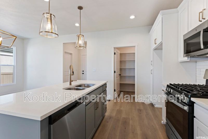 991 W Shoreline Dr - Photo 7 of 32