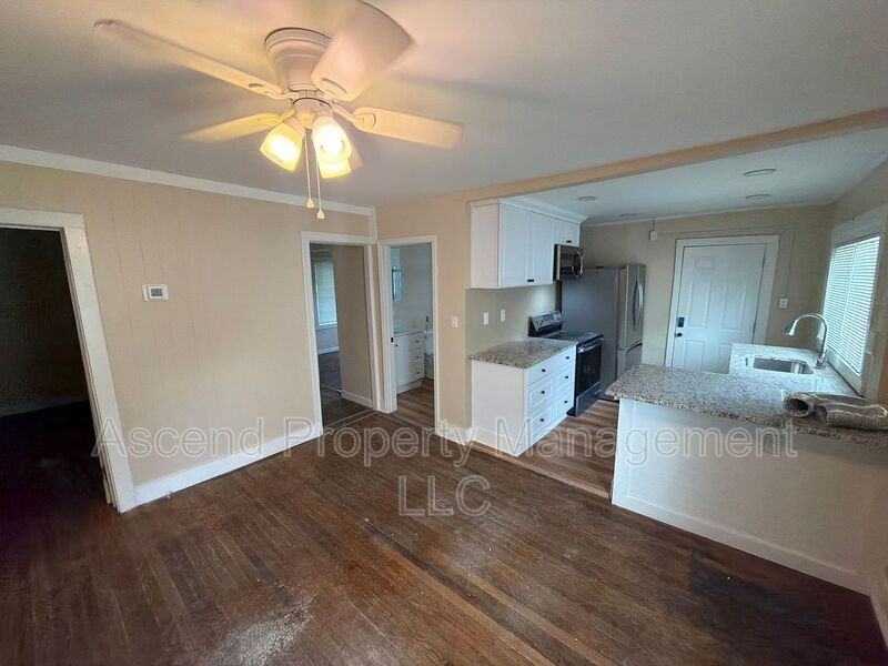 557 N Willow St - Photo 3 of 5