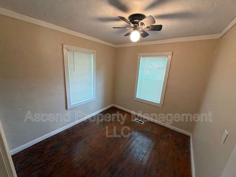557 N Willow St - Photo 5 of 5