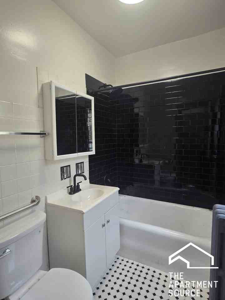 838 N Massasoit Ave #3B - Photo 4 of 10