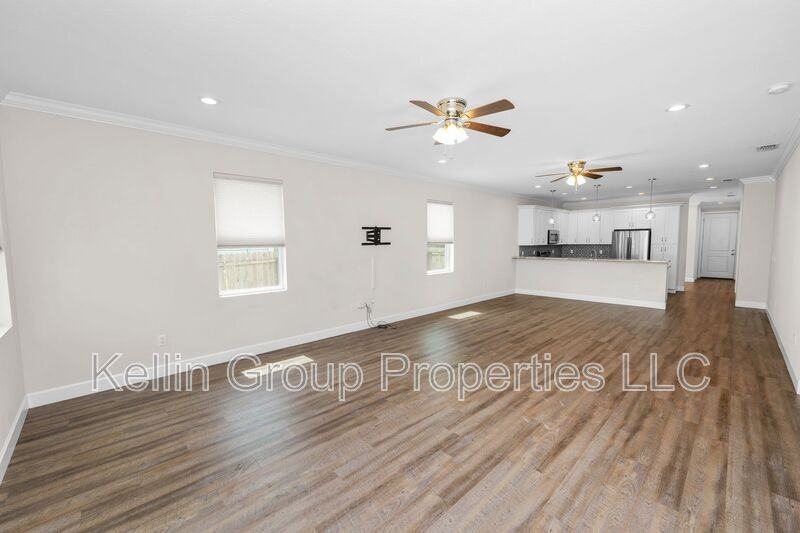 3725 57th Ave N - Photo 2 of 37