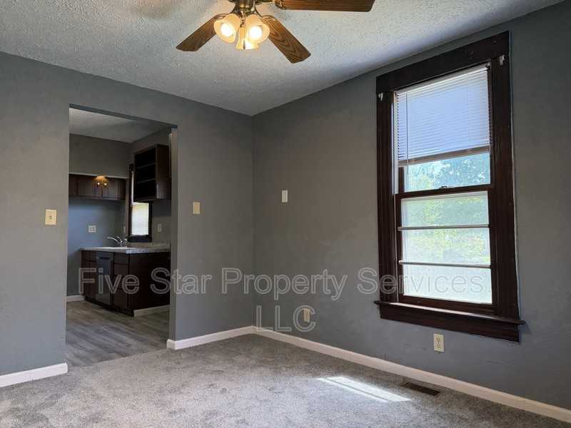 229 W Allen St - Photo 5 of 17