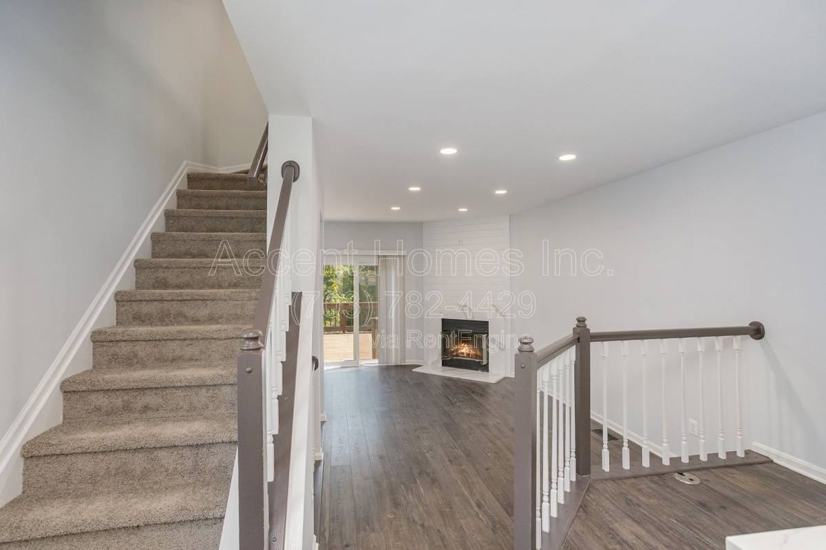 7301 Castleberg Ct - Photo 4 of 10