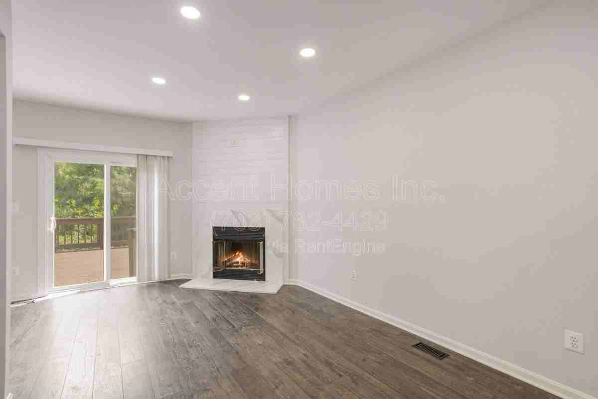 7301 Castleberg Ct - Photo 5 of 10