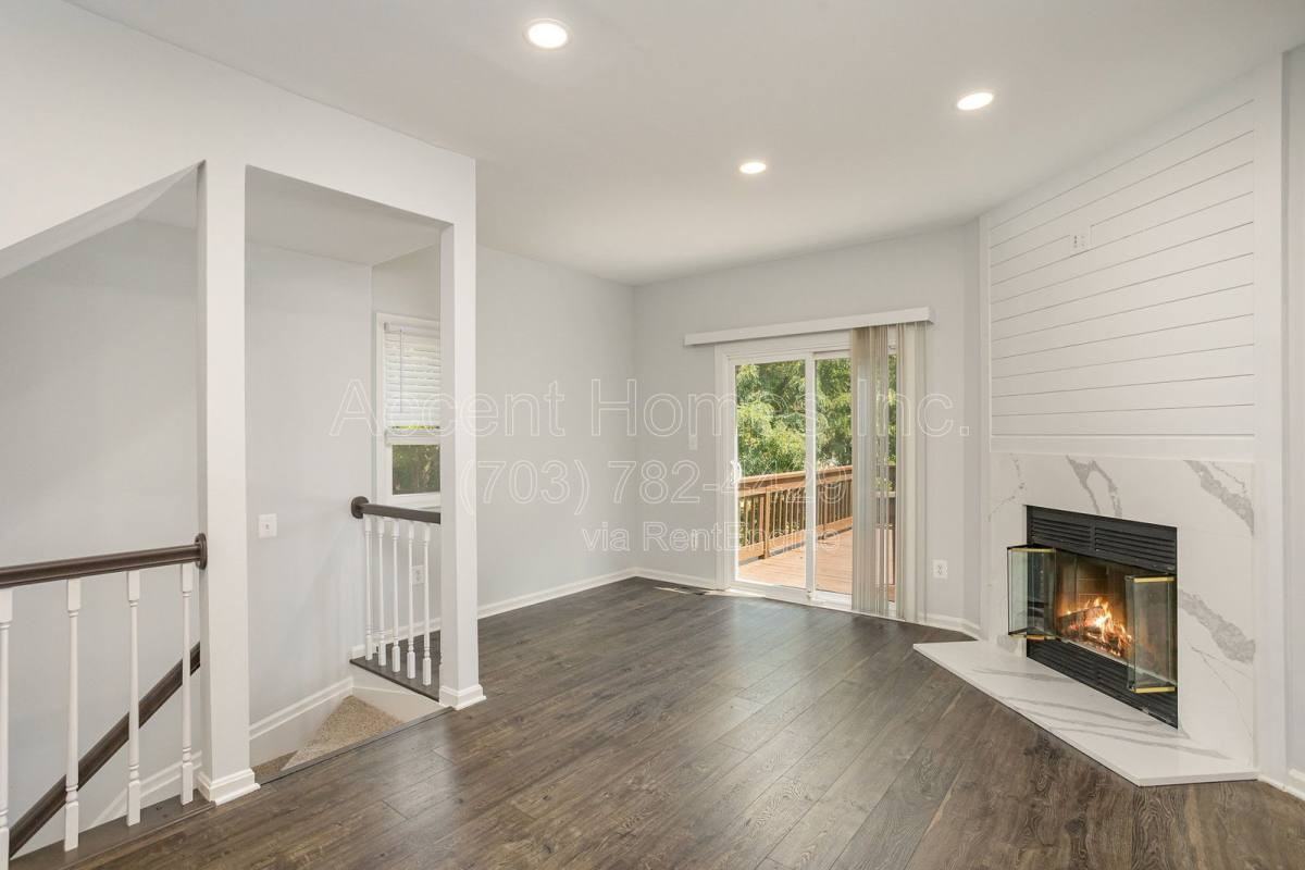 7301 Castleberg Ct - Photo 7 of 10