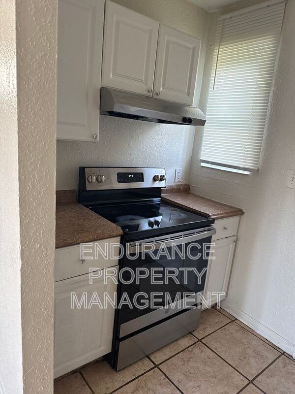 624 W 2nd St - Photo 4 of 15