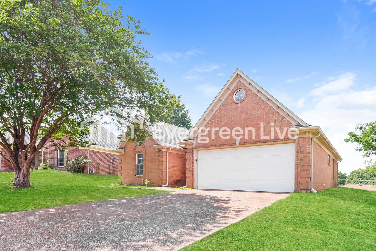 8992 Gracie Ln - Photo 2 of 15