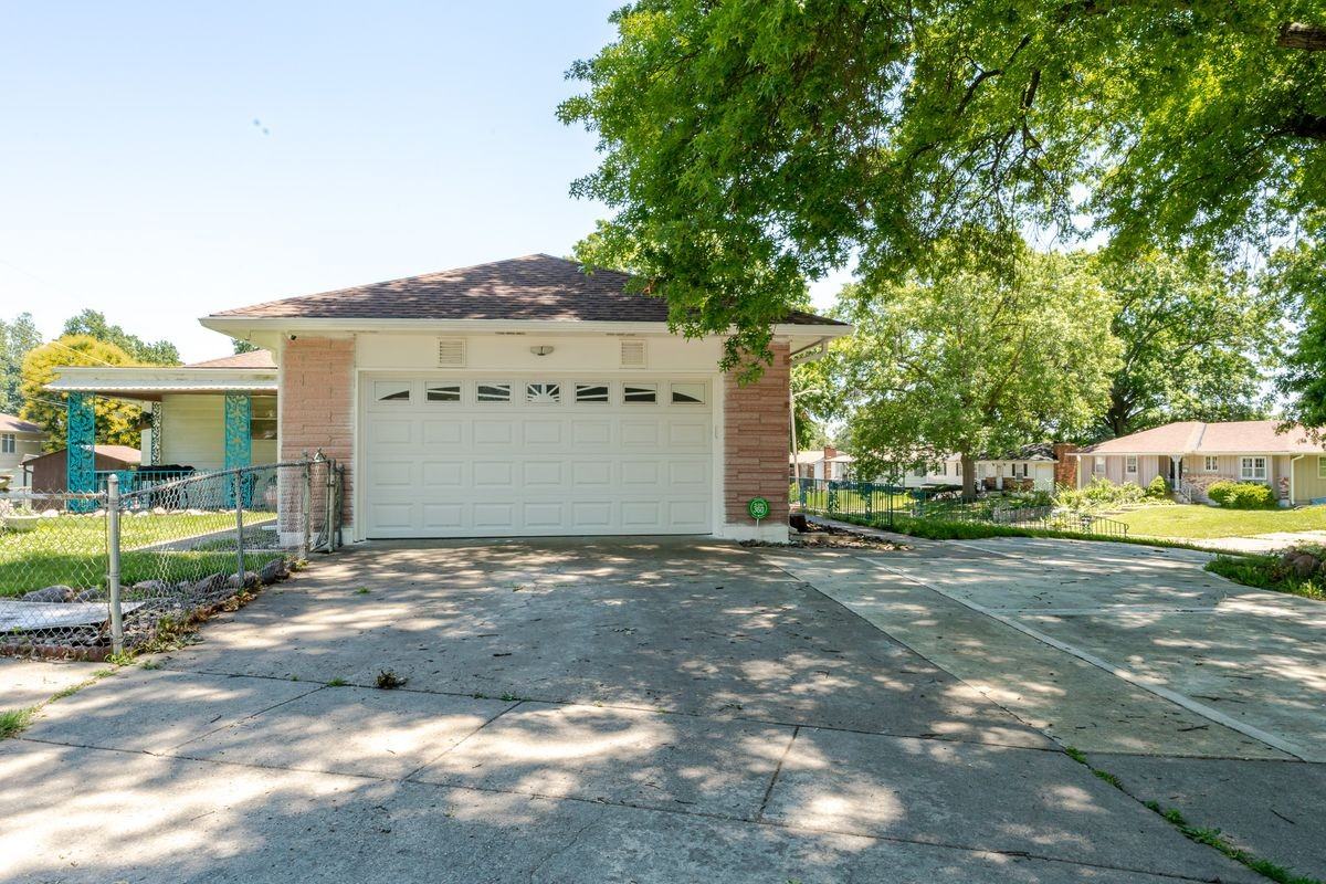 8020 Oakland Ave - Photo 3 of 17