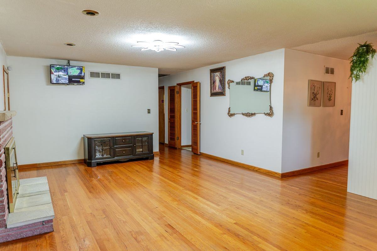 8020 Oakland Ave - Photo 6 of 17
