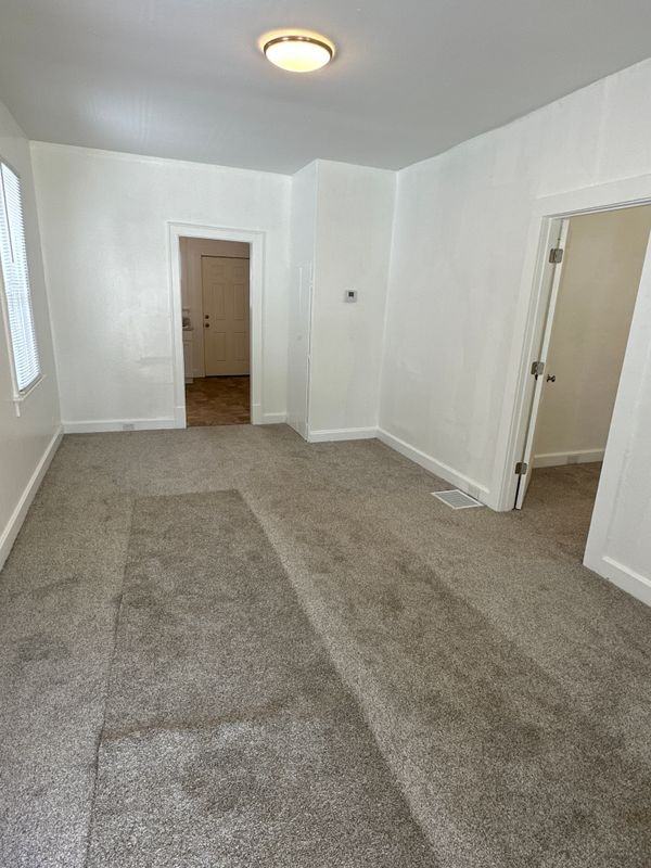 1311 E Illinois St - Photo 3 of 4