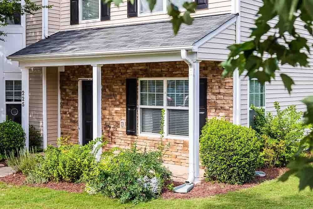 225 Hampshire Downs Drive - Photo 3 of 44