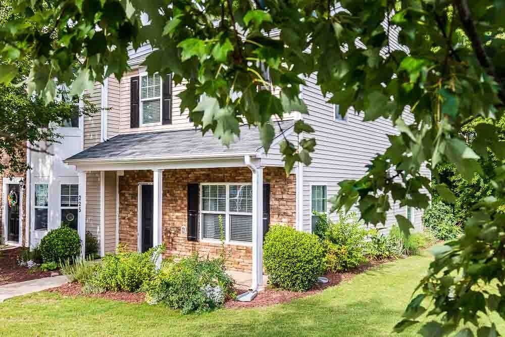 225 Hampshire Downs Drive - Photo 4 of 44