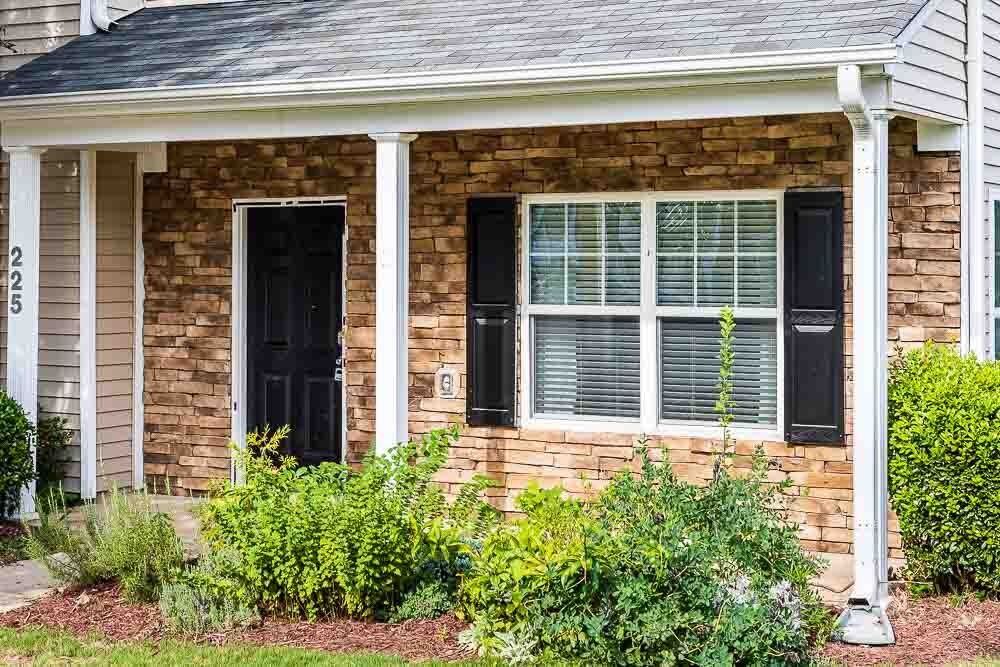 225 Hampshire Downs Drive - Photo 5 of 44