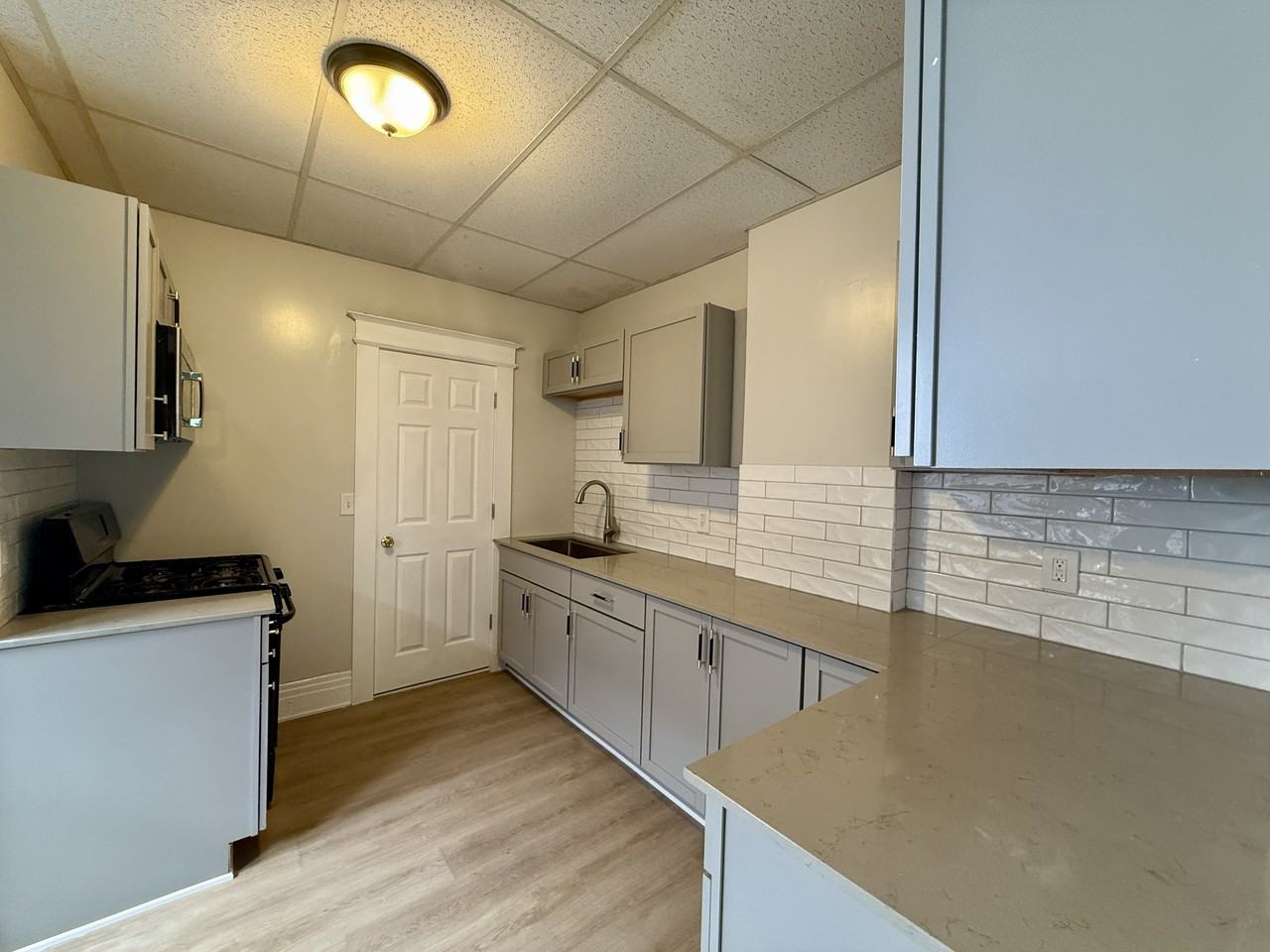 25 Trust St. - Photo 4 of 11