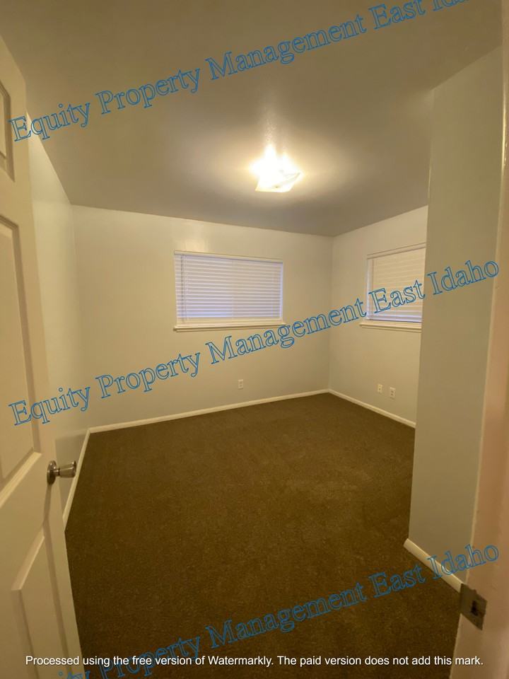 1070 Mckinley Ave #8 - Photo 4 of 10