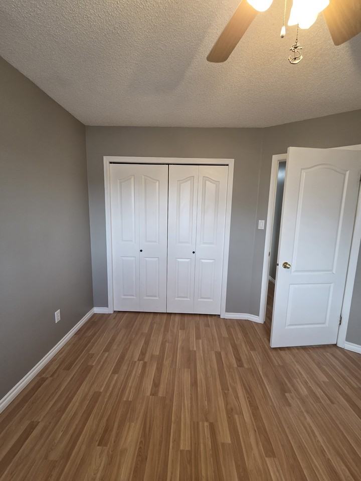 5117 41 Ave - Photo 3 of 27
