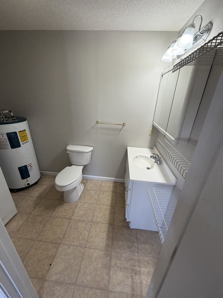 609 C St #B - Photo 3 of 7