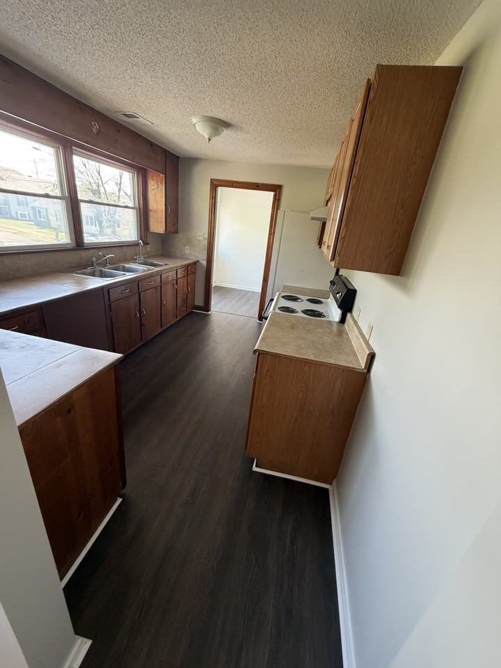 609 C St #B - Photo 4 of 7