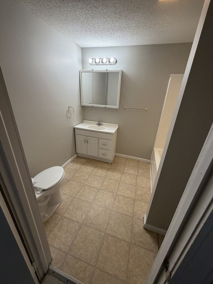 609 C St #B - Photo 7 of 7