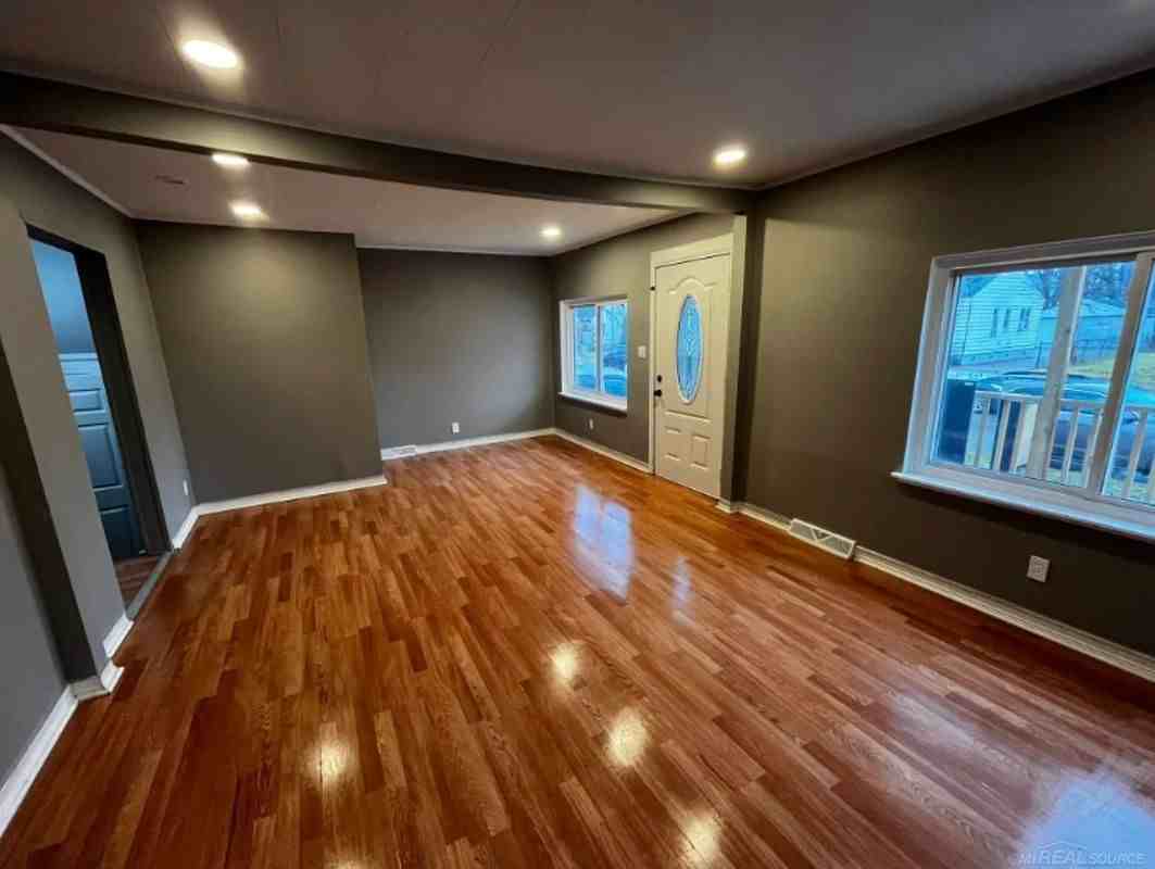 8647 Chalmers Ave - Photo 3 of 18
