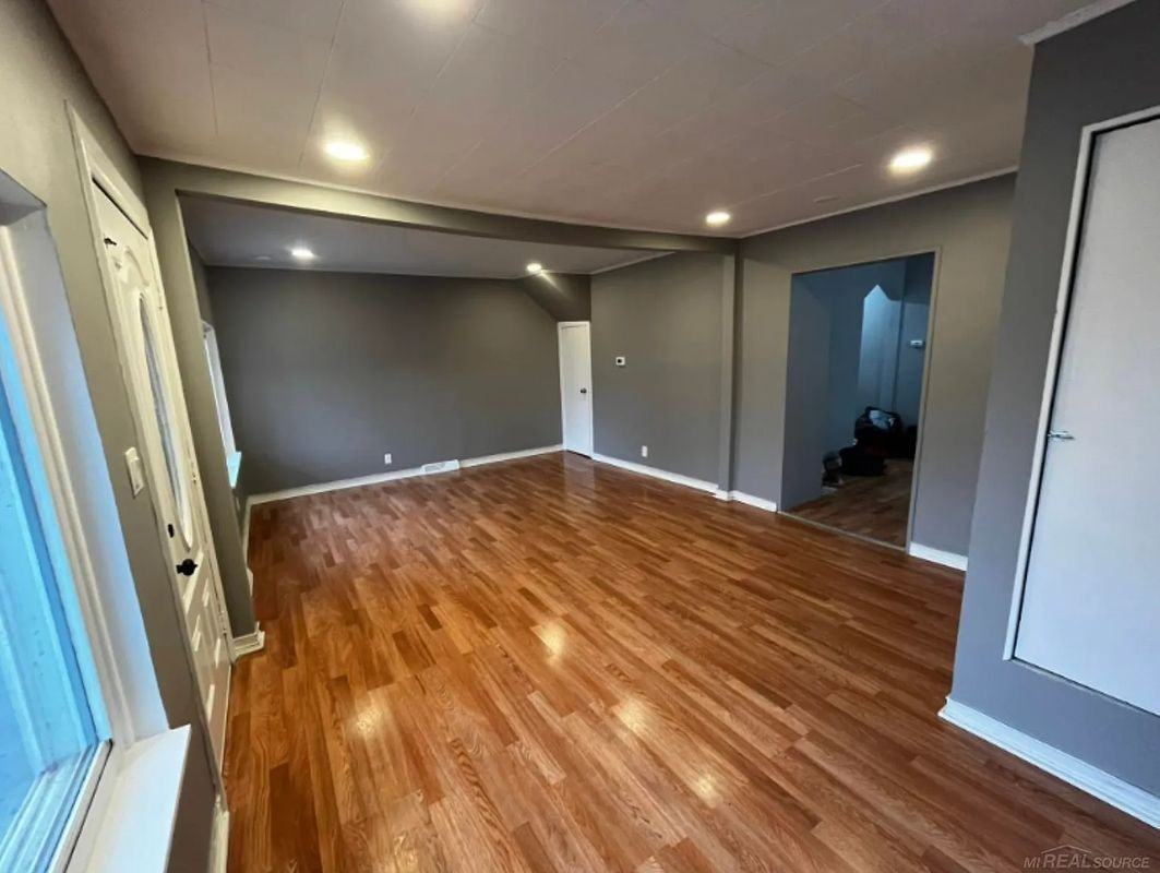 8647 Chalmers Ave - Photo 4 of 18