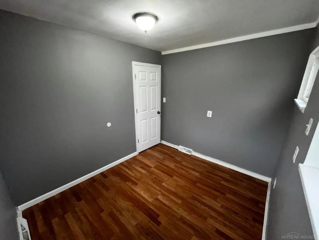 8647 Chalmers Ave - Photo 6 of 18