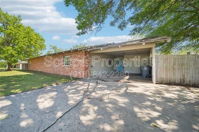 5520 E 47th Pl - Photo 2 of 20