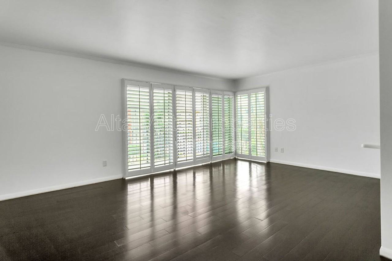 5357 La Jolla Blvd - Photo 3 of 20