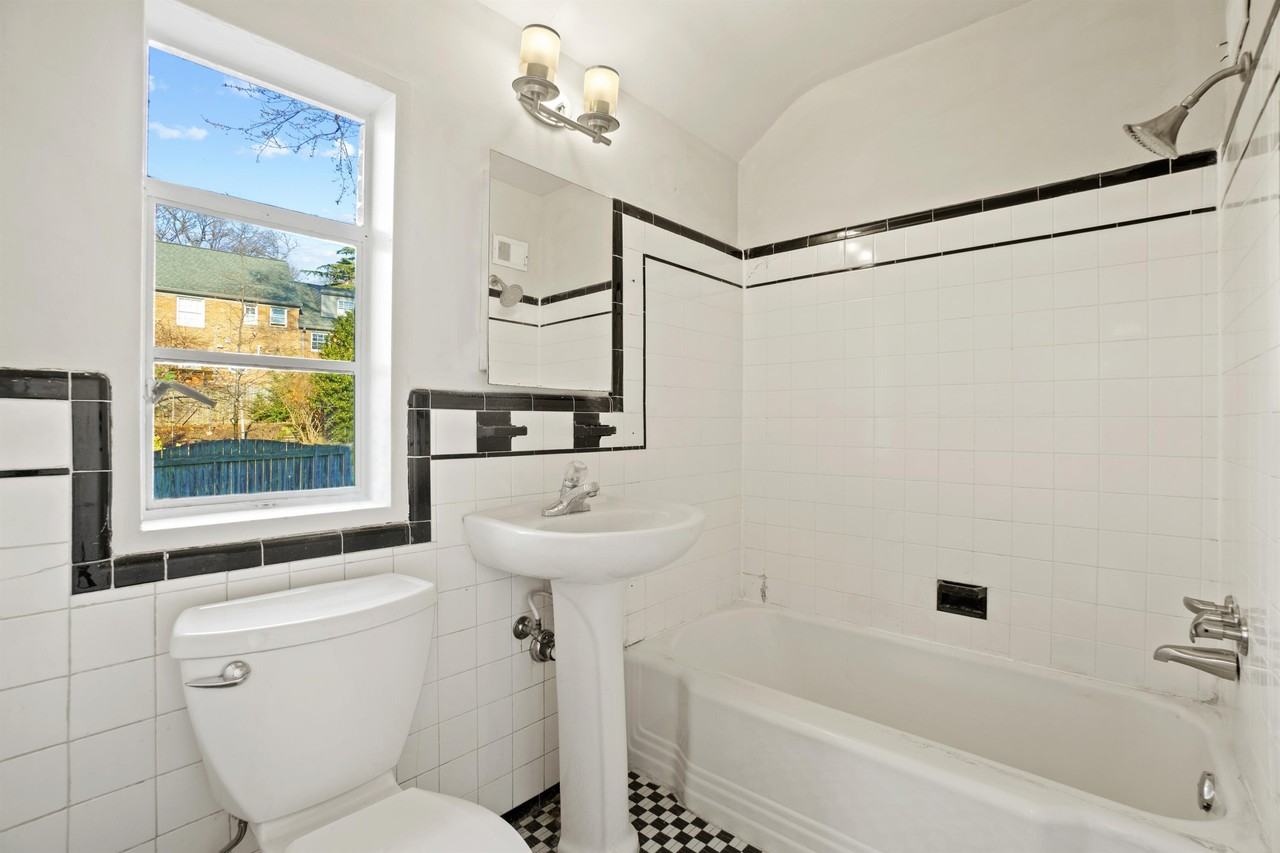 3100 S Hill St - Photo 5 of 10