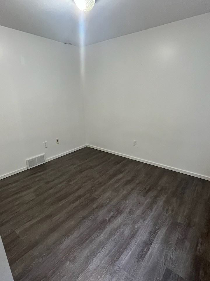 863 Sharon Rd - Photo 3 of 10