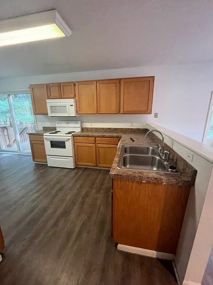 863 Sharon Rd - Photo 5 of 10