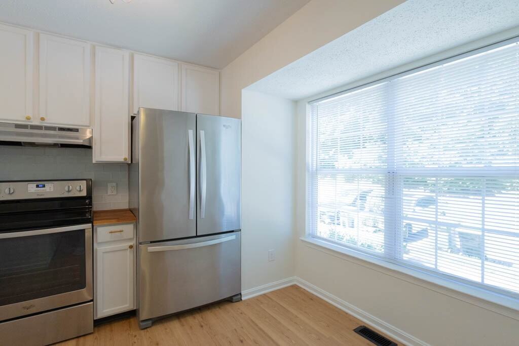 405 Lakeview Ct - Photo 7 of 36
