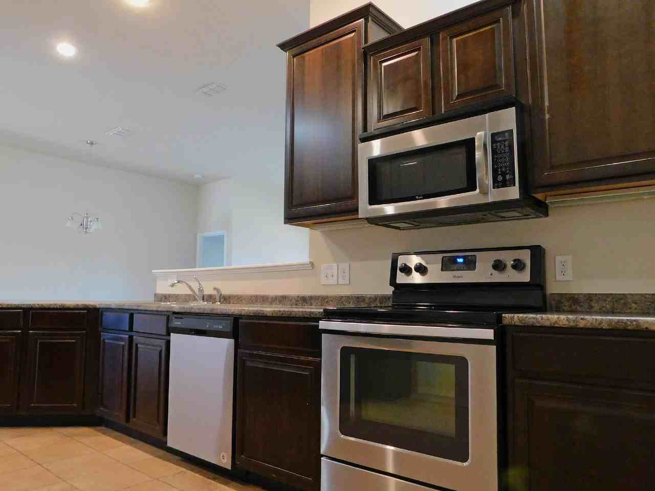 5717 108th St - Photo 5 of 24