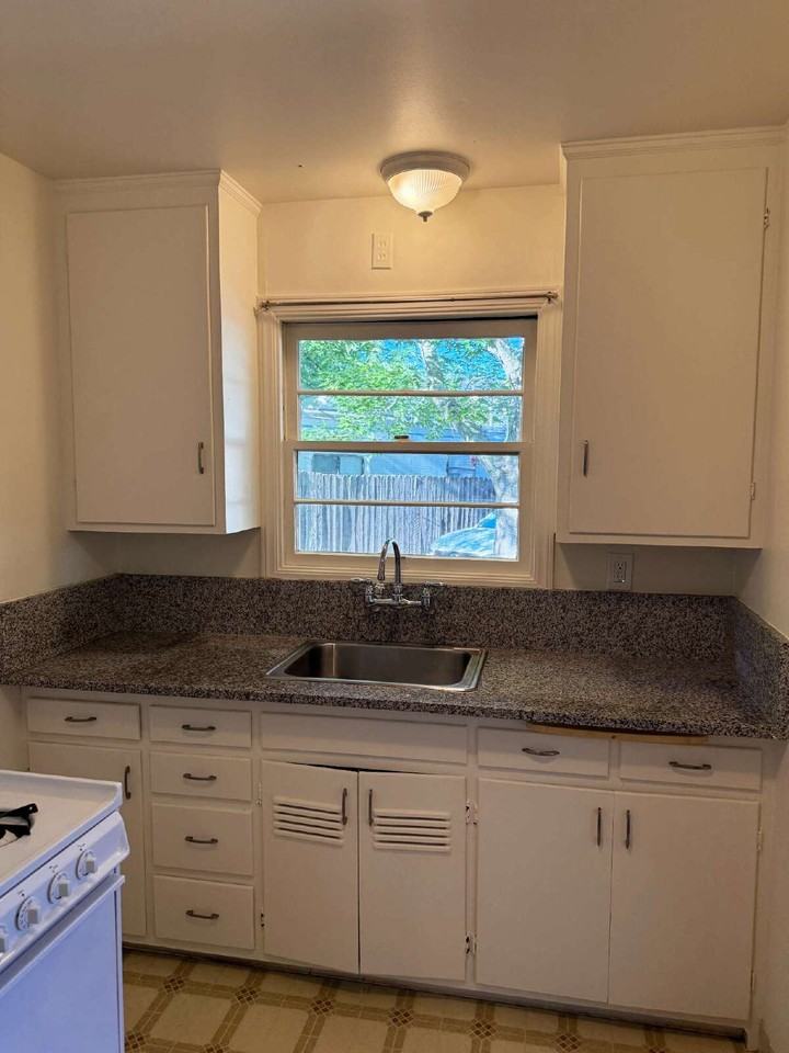 883 Lorna Dr - Photo 2 of 14