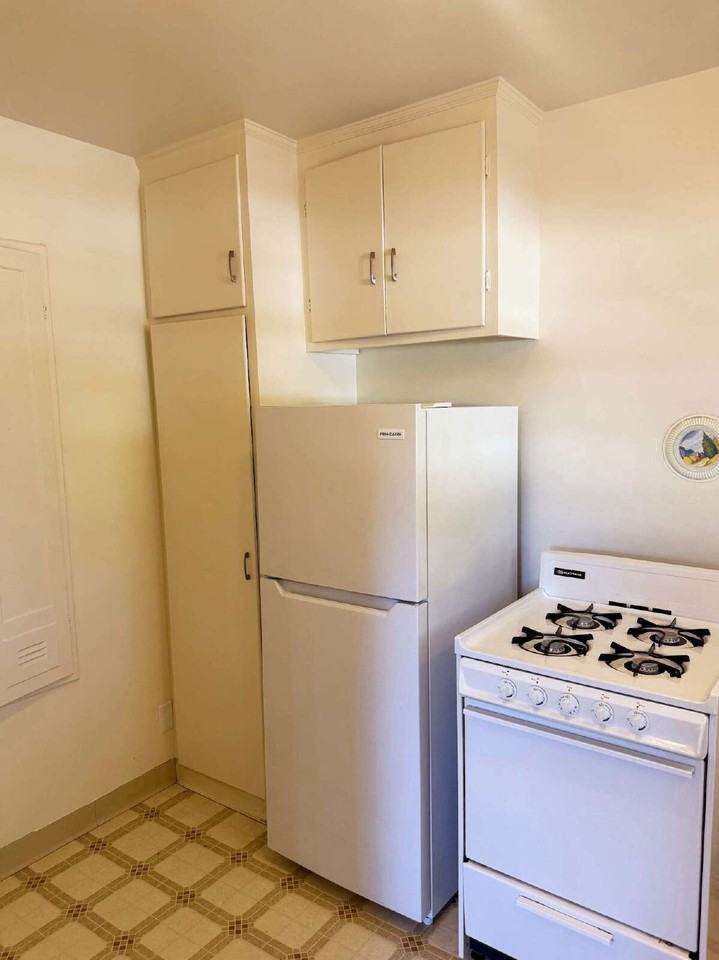 883 Lorna Dr - Photo 3 of 14