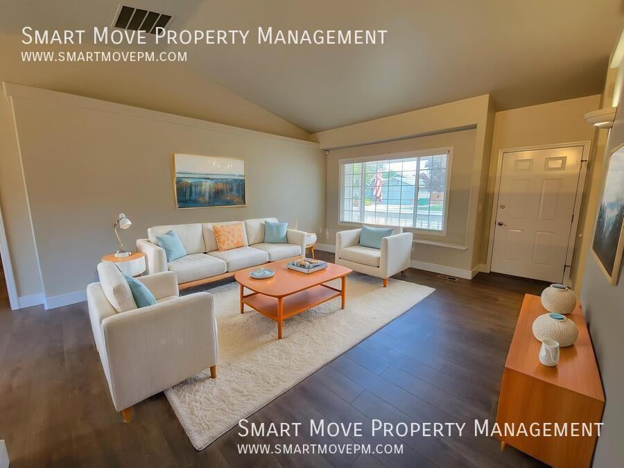 1067 N Crestley Ave - Photo 4 of 37