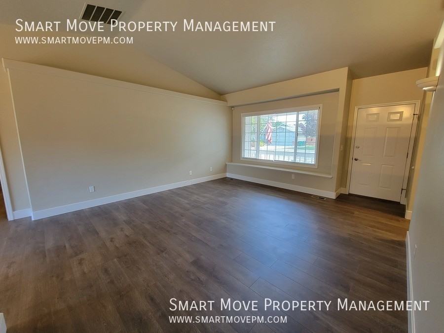 1067 N Crestley Ave - Photo 5 of 37