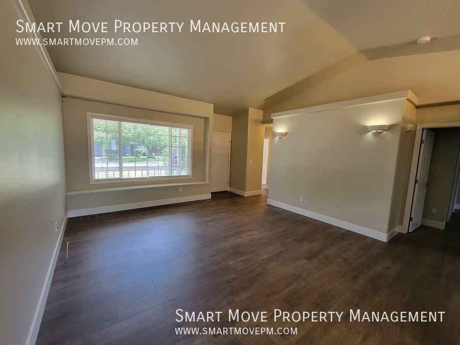 1067 N Crestley Ave - Photo 6 of 37