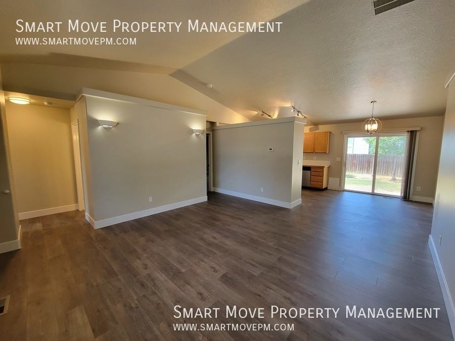 1067 N Crestley Ave - Photo 7 of 37