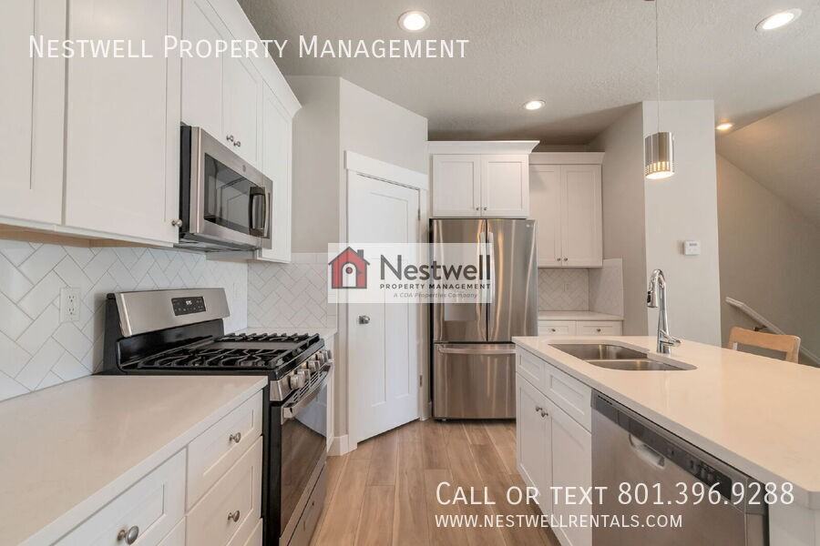 998 S 2720 E - Photo 3 of 30