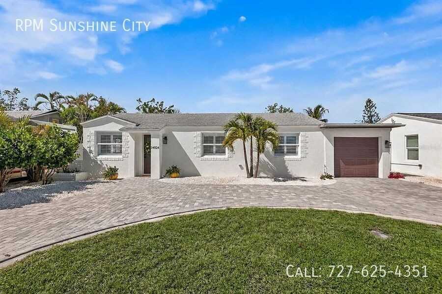 14024 N Bayshore Dr - Photo 2 of 49