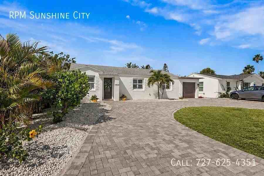 14024 N Bayshore Dr - Photo 3 of 49